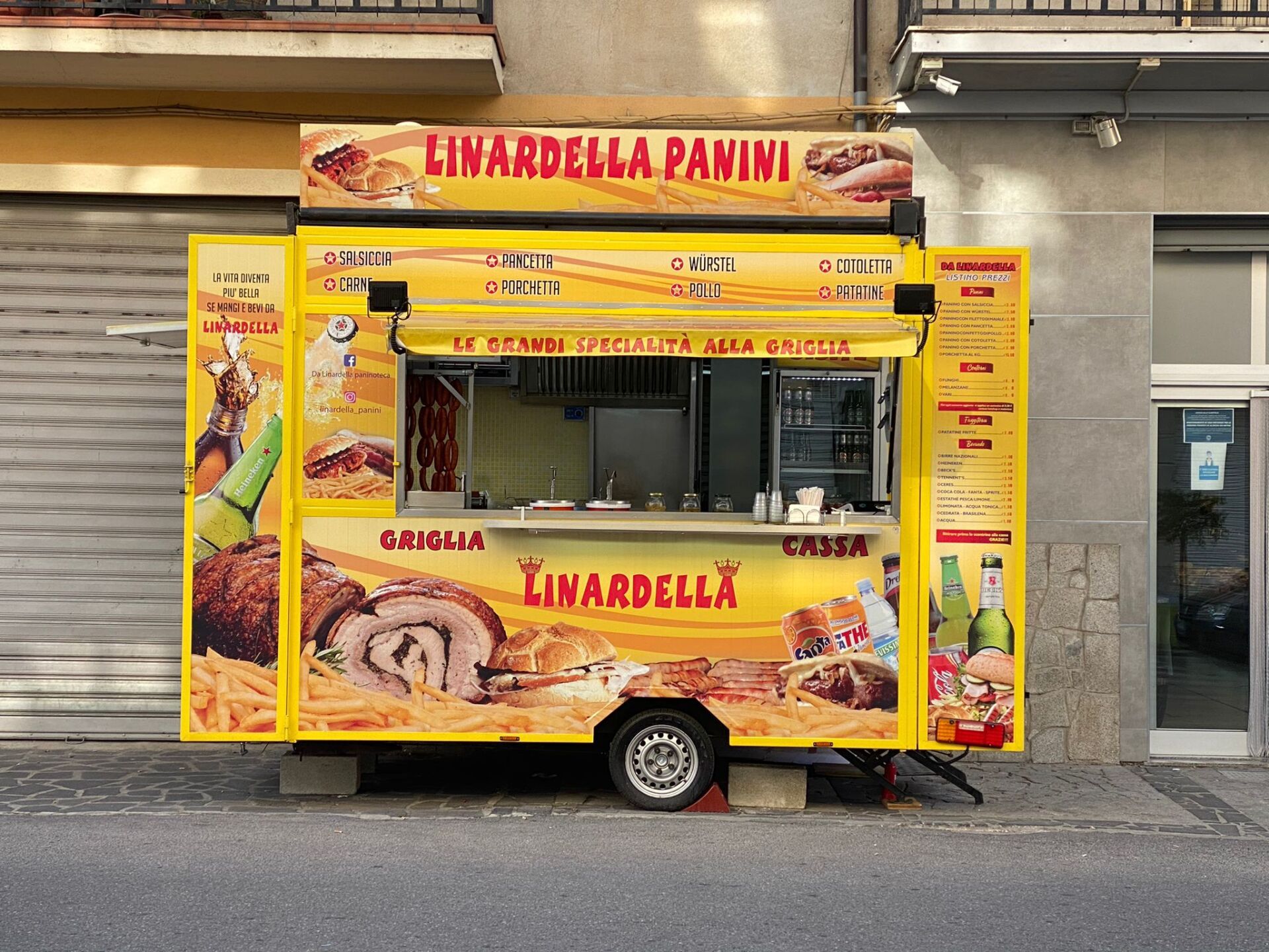 Con il nostro camion giallo portiamo porchetta e panini nelle piazze e alle sagre